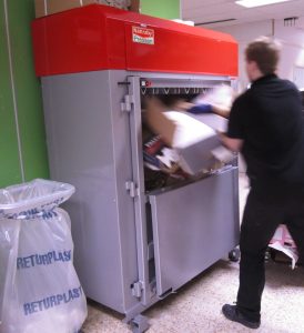 Fylla med material